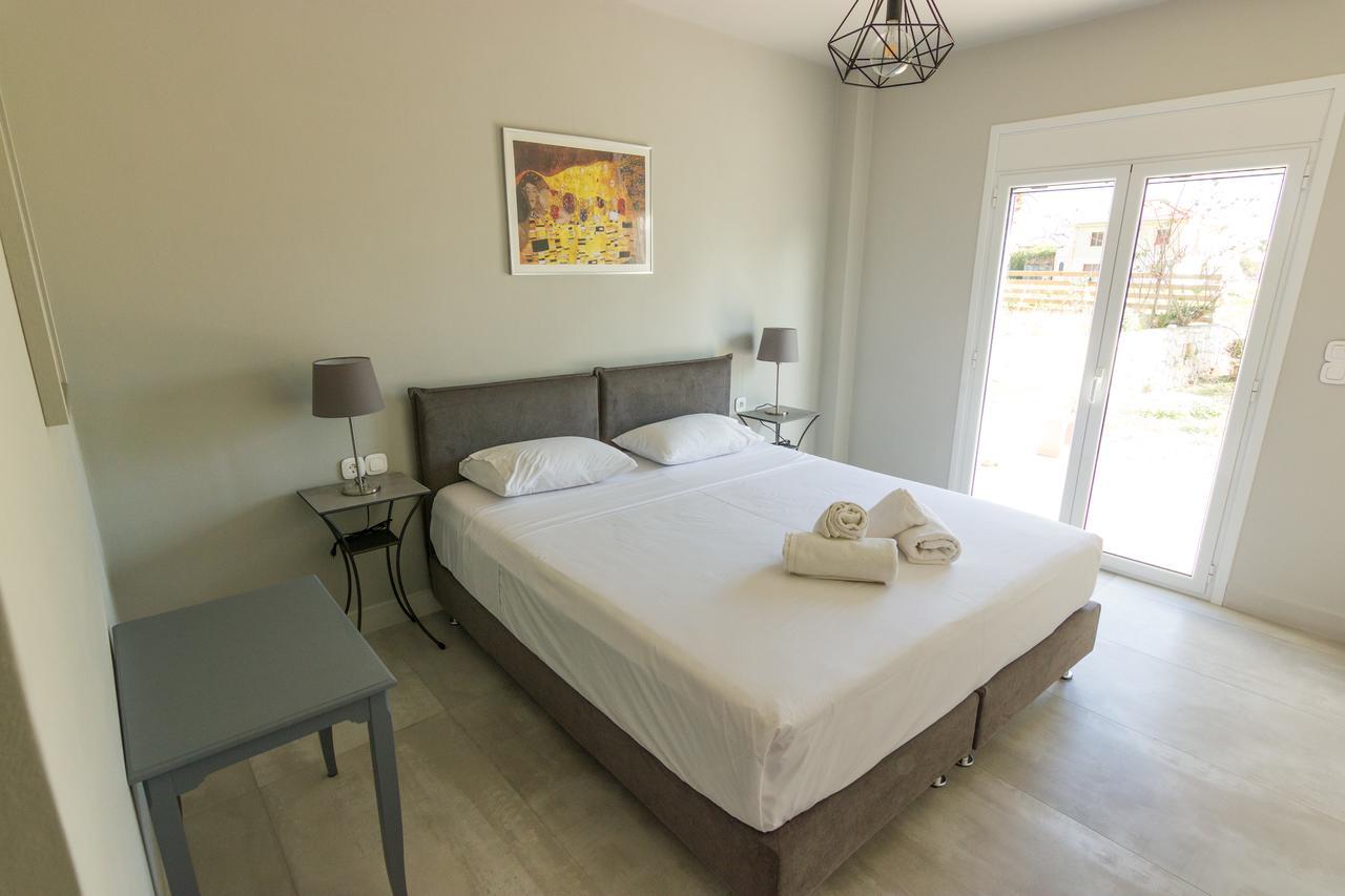 Amera - Troumpas Family Apartments Leonídion Esterno foto